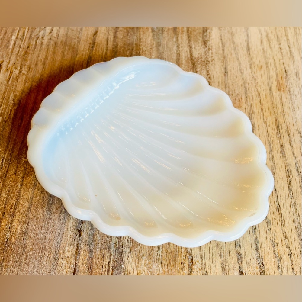 Vintage Clam Shell White Milk Glass Scalloped Seashell Shaped Soap Trinket Dish